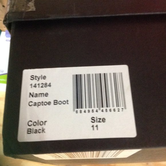 Bloomingdale's Men's Black Leather CapToe Boots - 11 -  New in Box - Picture 12 of 13